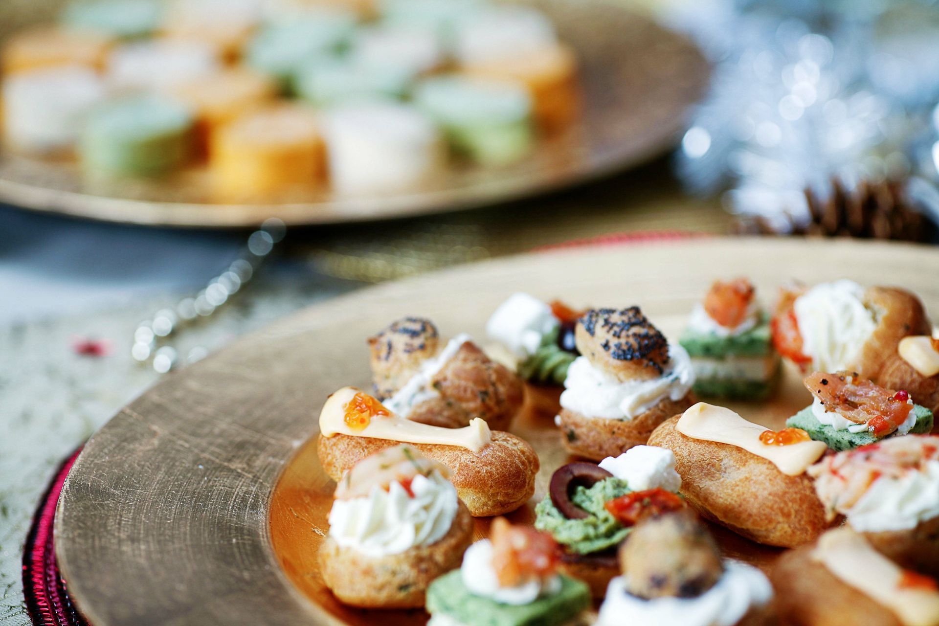 Différentes variétés d'amuse-bouche sur un plateau