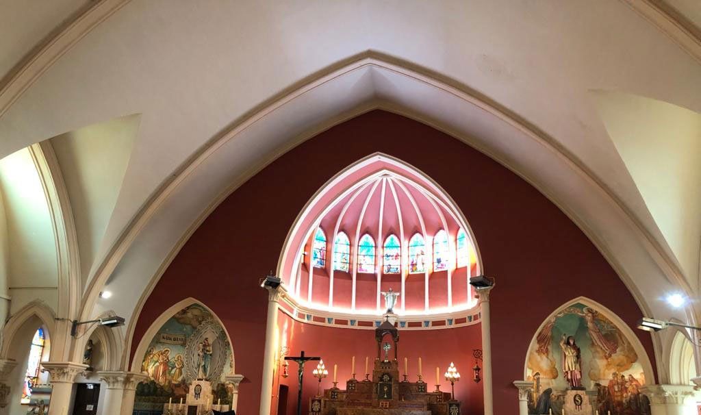 Intérieur du chœur d'une église aux murs rouges