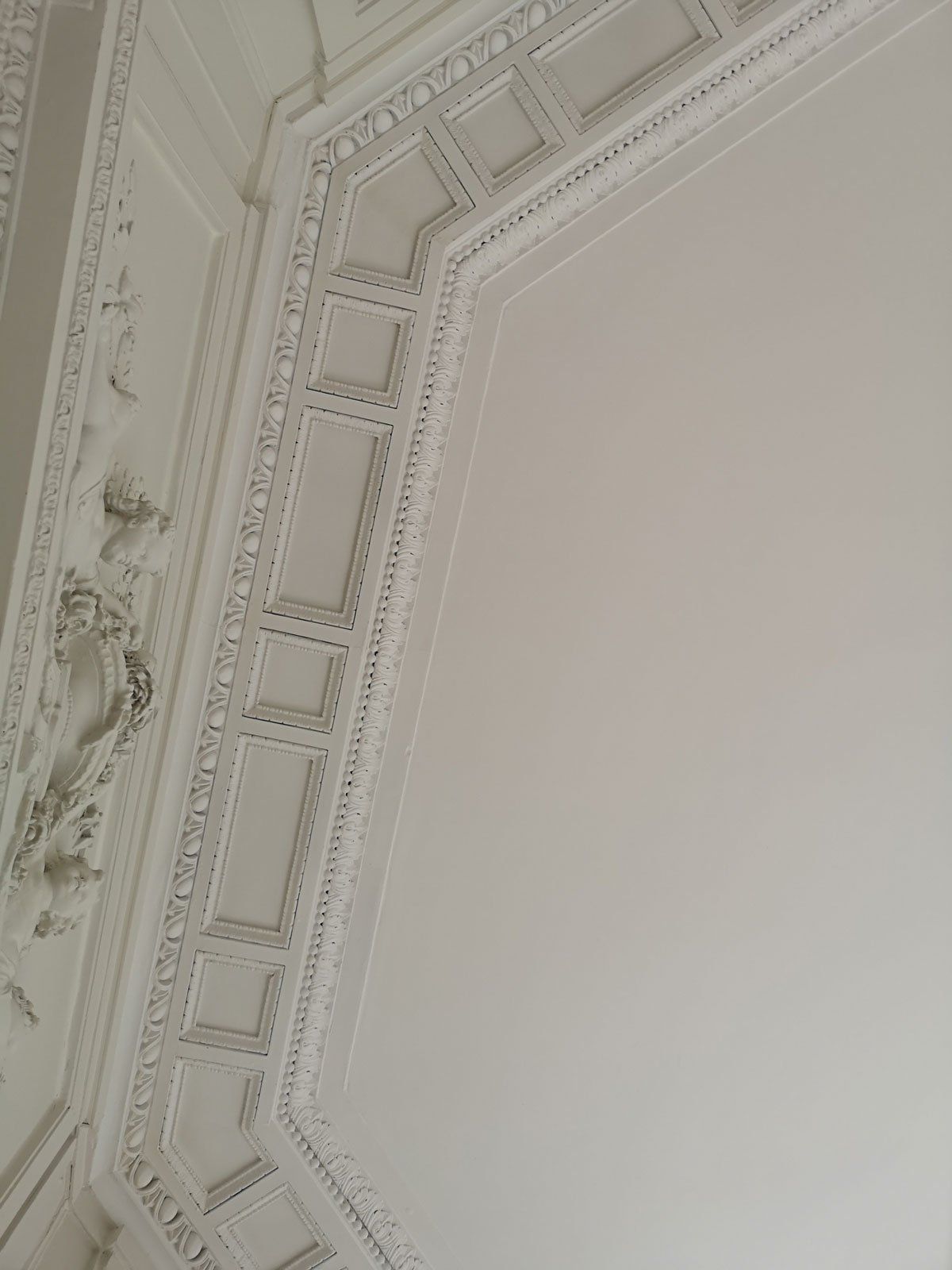 Plâtrerie de plafond blanc