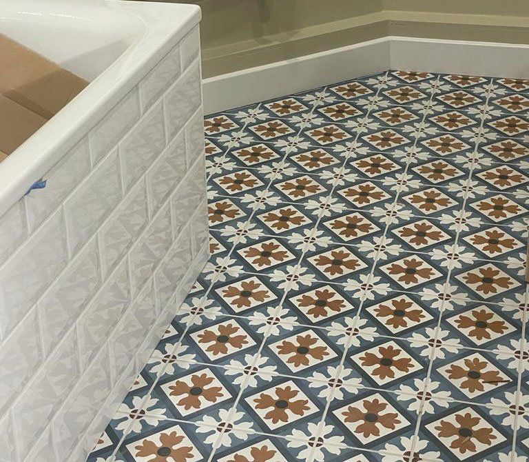 Sol de salle de bains style carreaux à motif floral