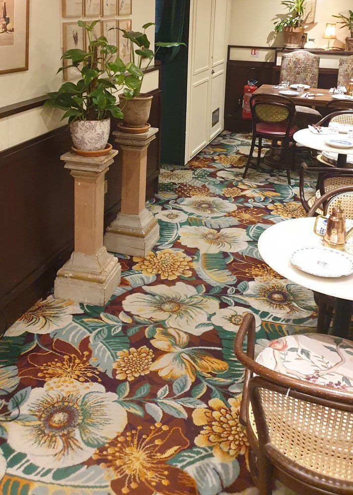 Salle de restaurant avec revêtement de sol à motifs à fleur