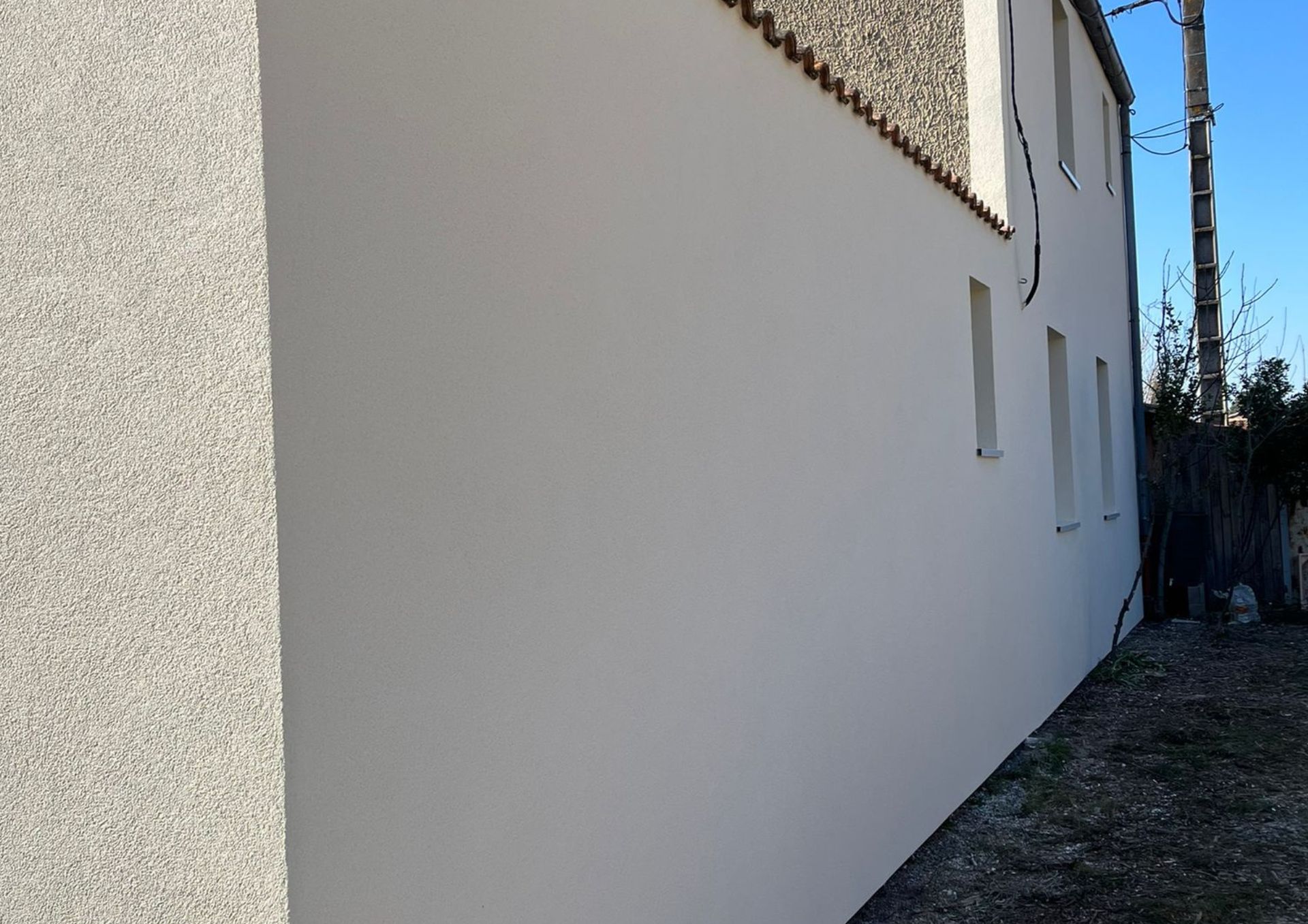 Façade blanche de maison individuelle