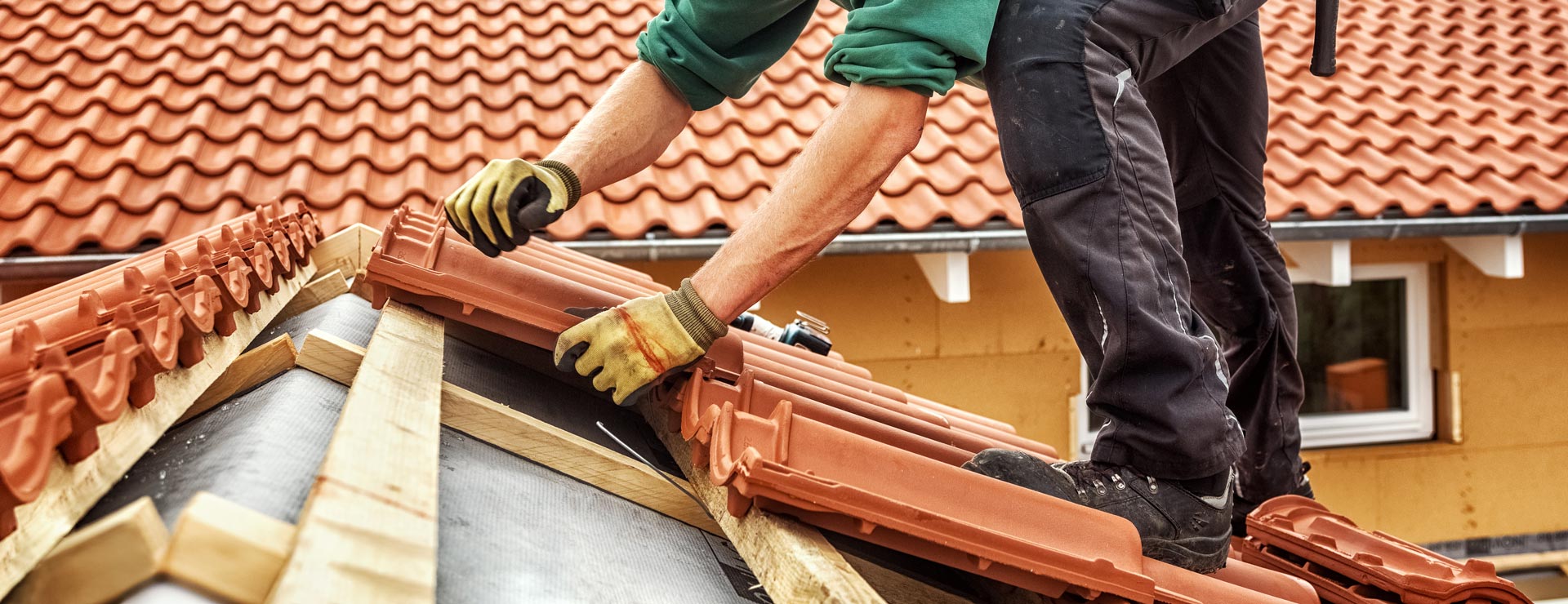 Homme installant des tuiles