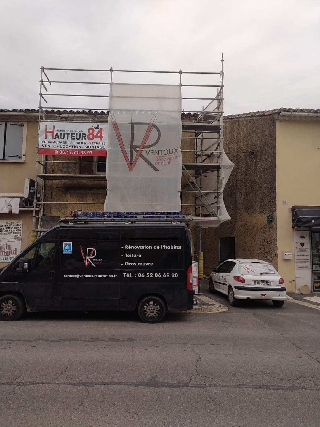 Échafaudage avec le logo de l'entreprise