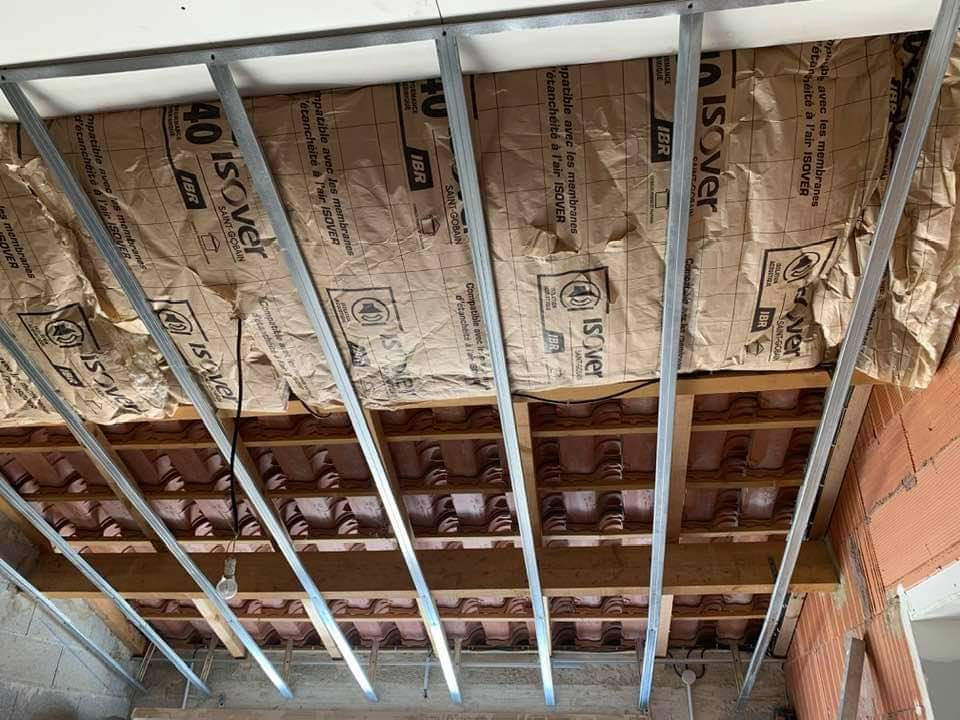 Isolation dans un faux plafond