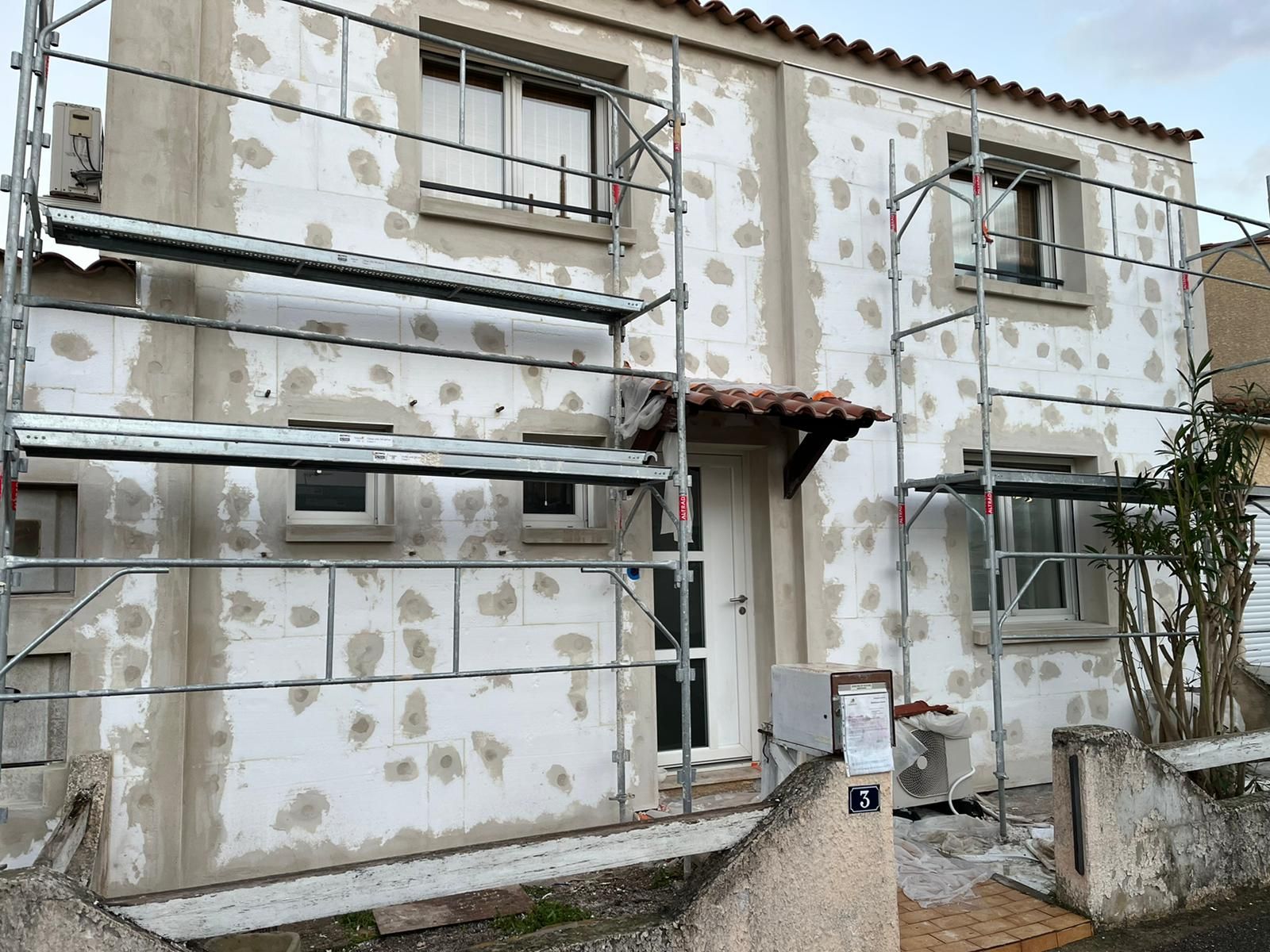 Façade en cours de rénovation avec échafaudages