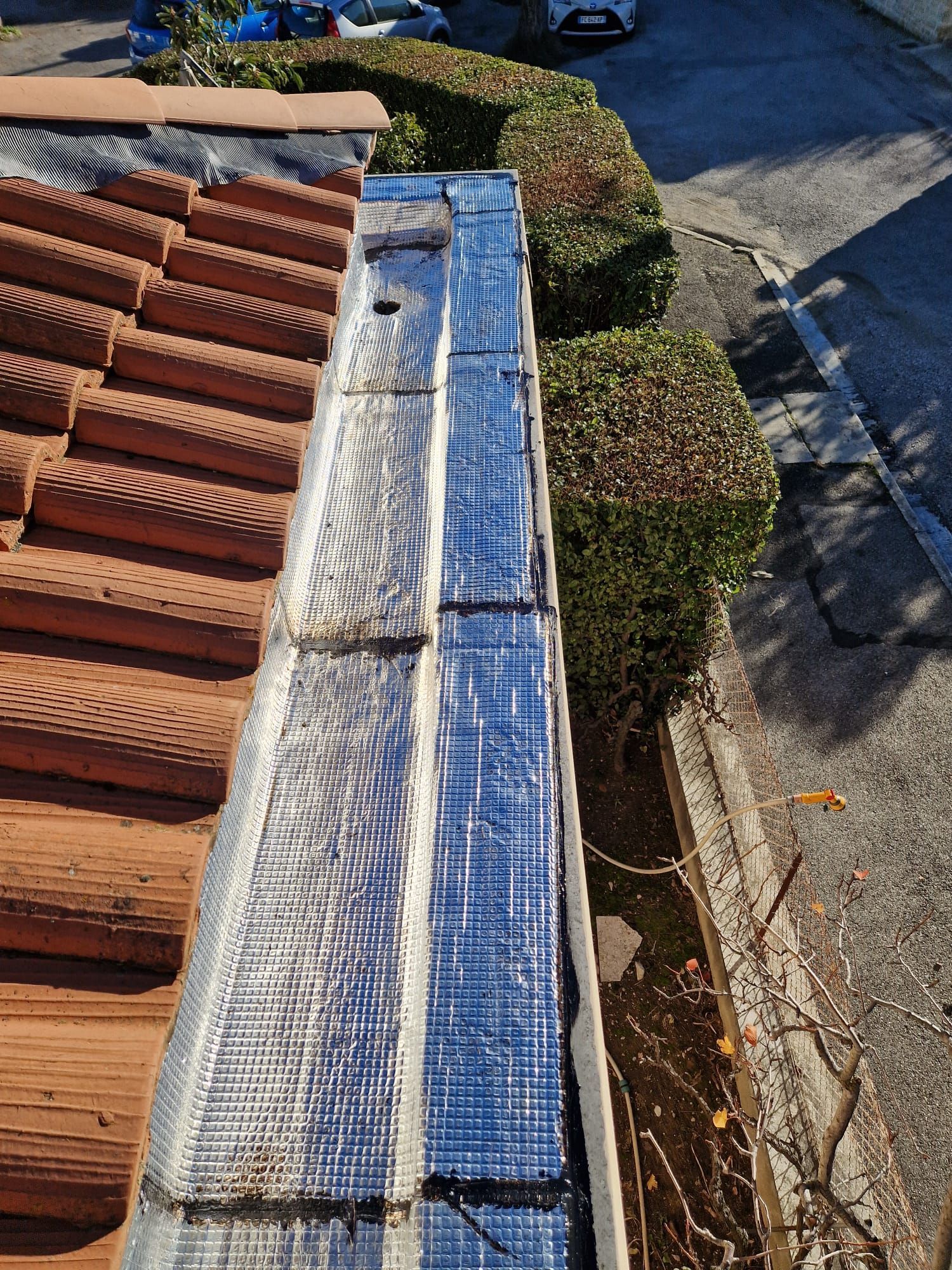 Isolation aluminium et goudron sous tuiles