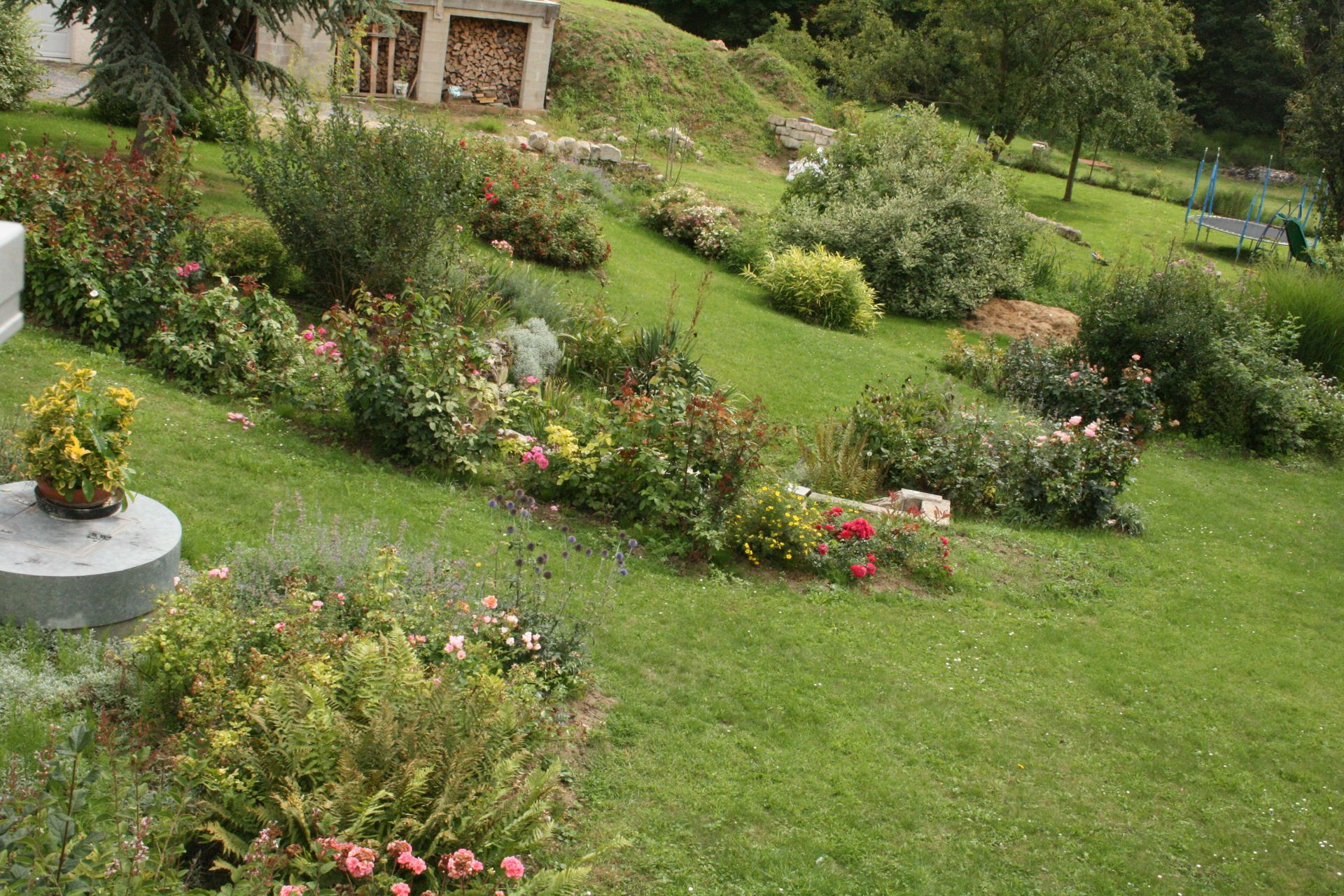 Création paysagère dans un jardin avec véranda