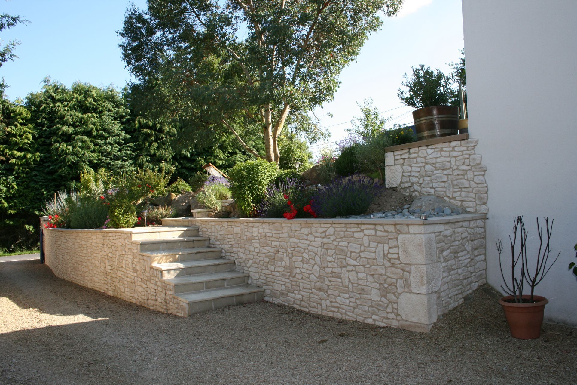 Escalier avec parement en pierre