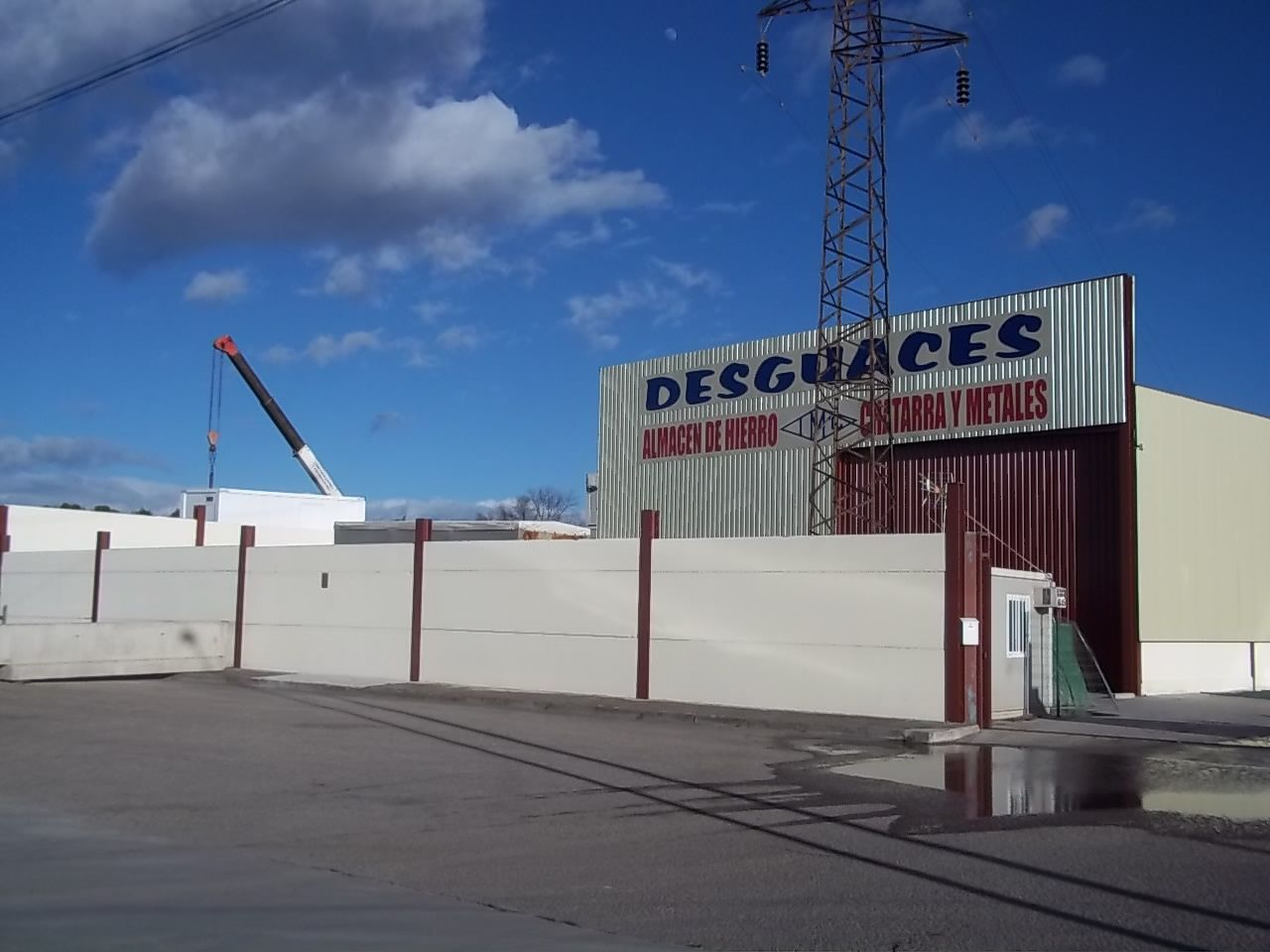 Un edificio con un cartel que dice desguaces.