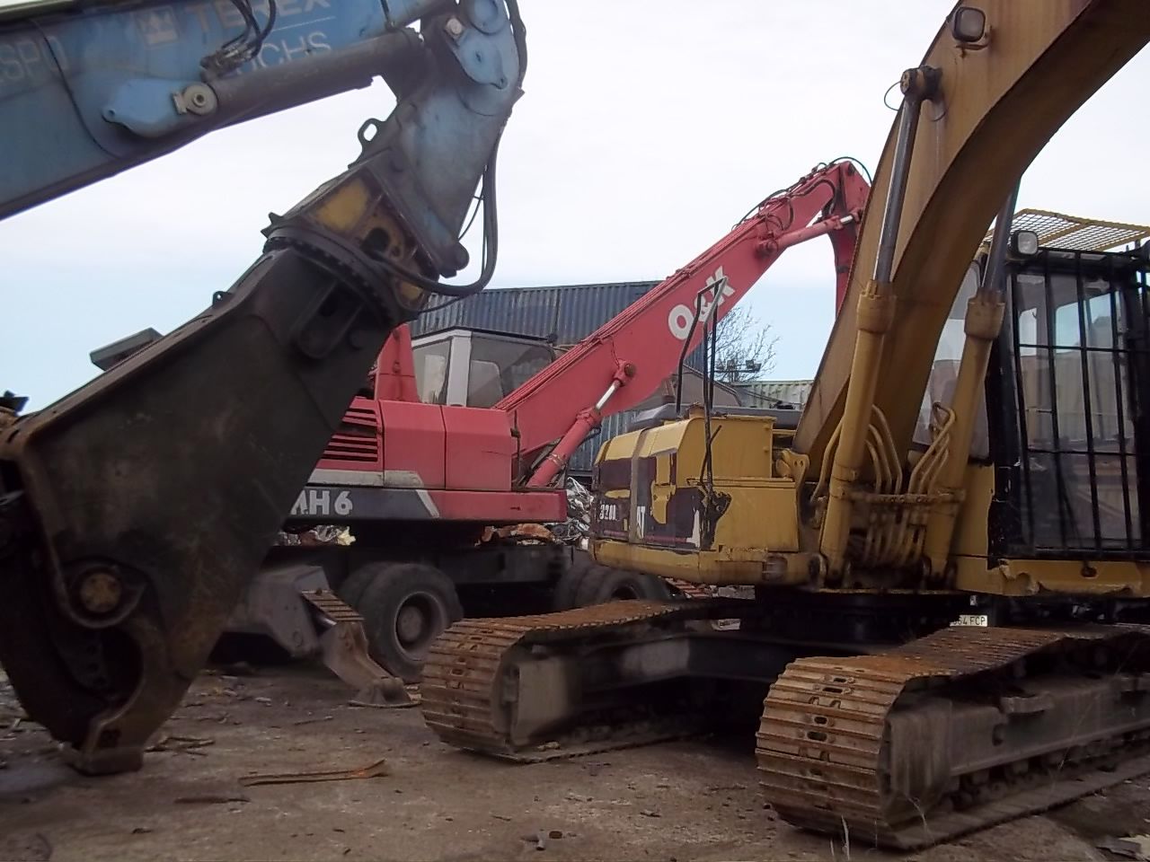 Una excavadora amarilla y roja con la palabra oxr en ella