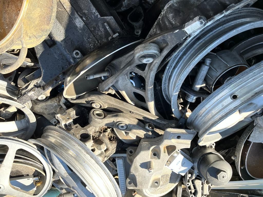 Una pila de chatarra se encuentra una encima de otra.