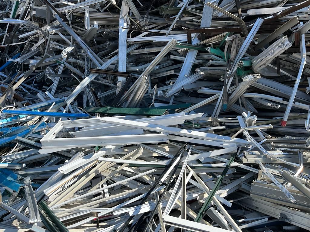 Una pila de chatarra está en el suelo.