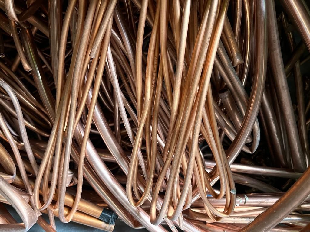 Una pila de cables de cobre se encuentra colocada uno encima del otro.