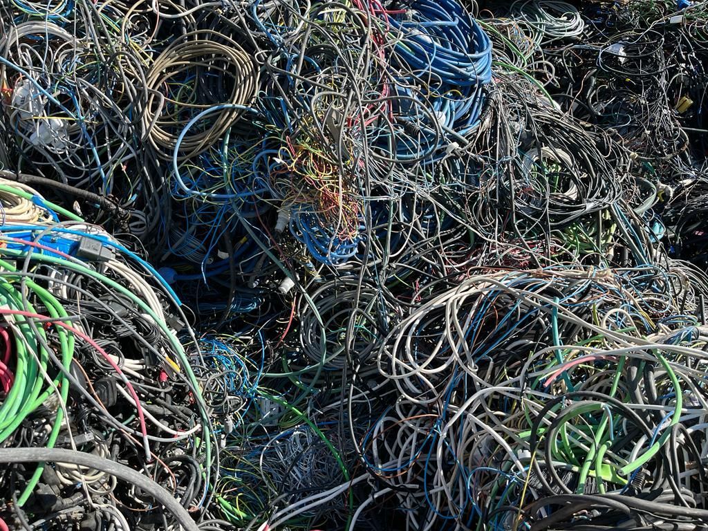 Una pila de cables y alambres colocados uno encima del otro.