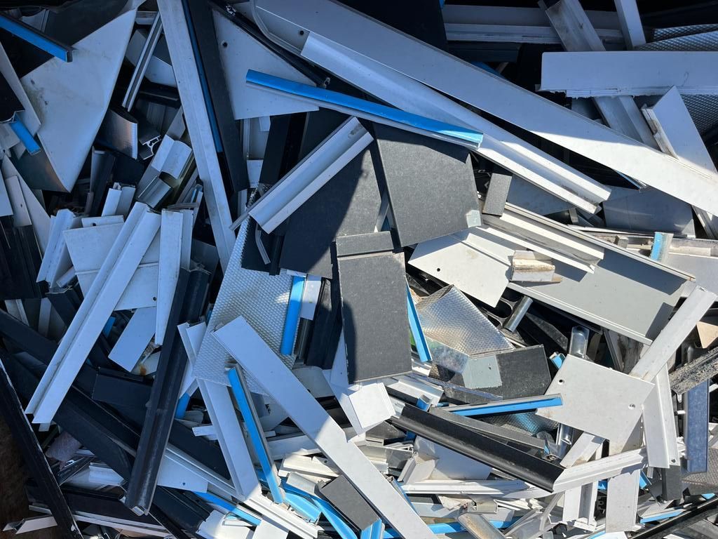 Un montón de trozos de aluminio con rayas azules y blancas.