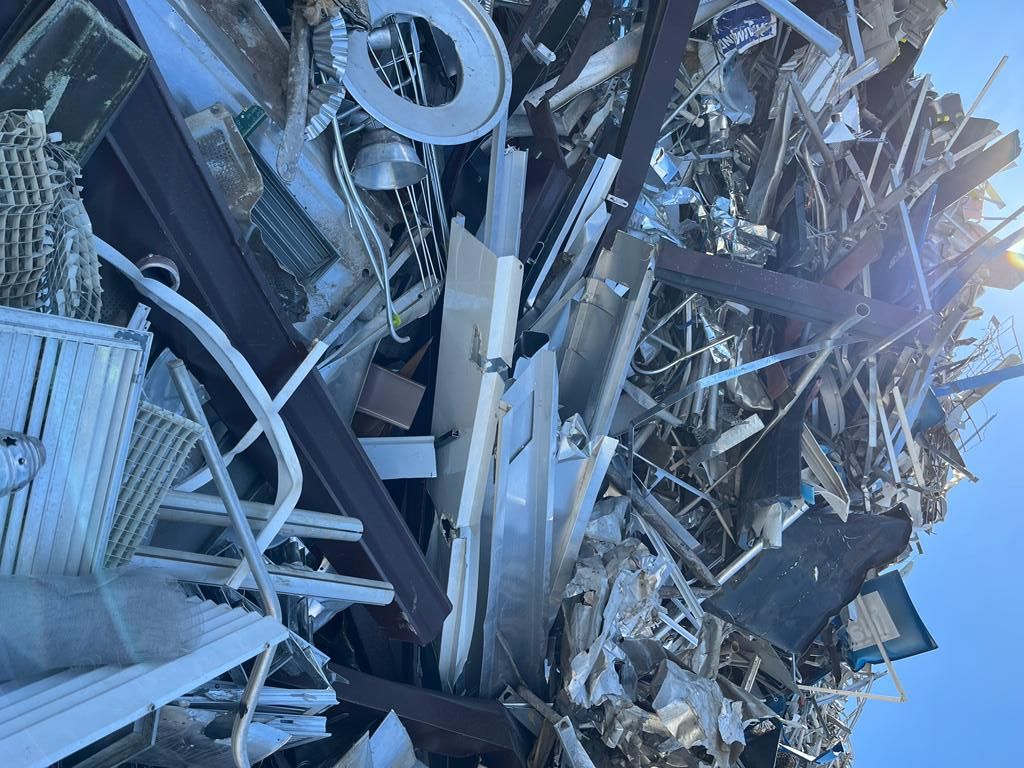 Una pila de chatarra se encuentra encima de un edificio.