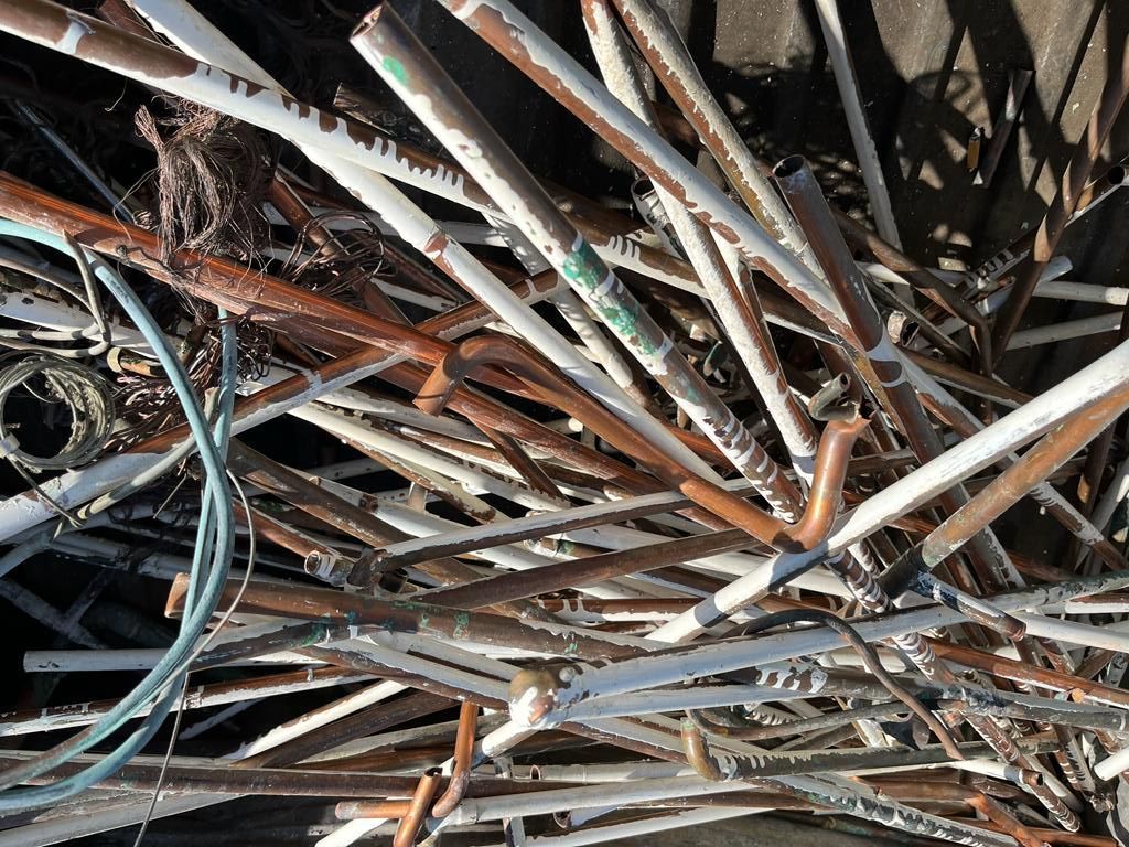 Un montón de cables yacen en el suelo en una pila.