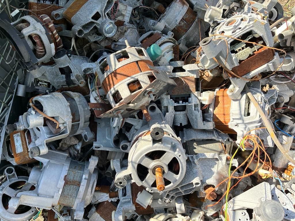 Una pila de viejos motores eléctricos colocados uno encima del otro.