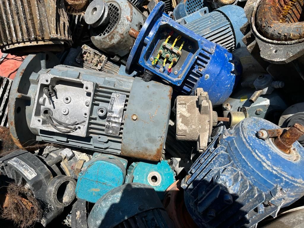 Una pila de viejos motores eléctricos colocados uno encima del otro.