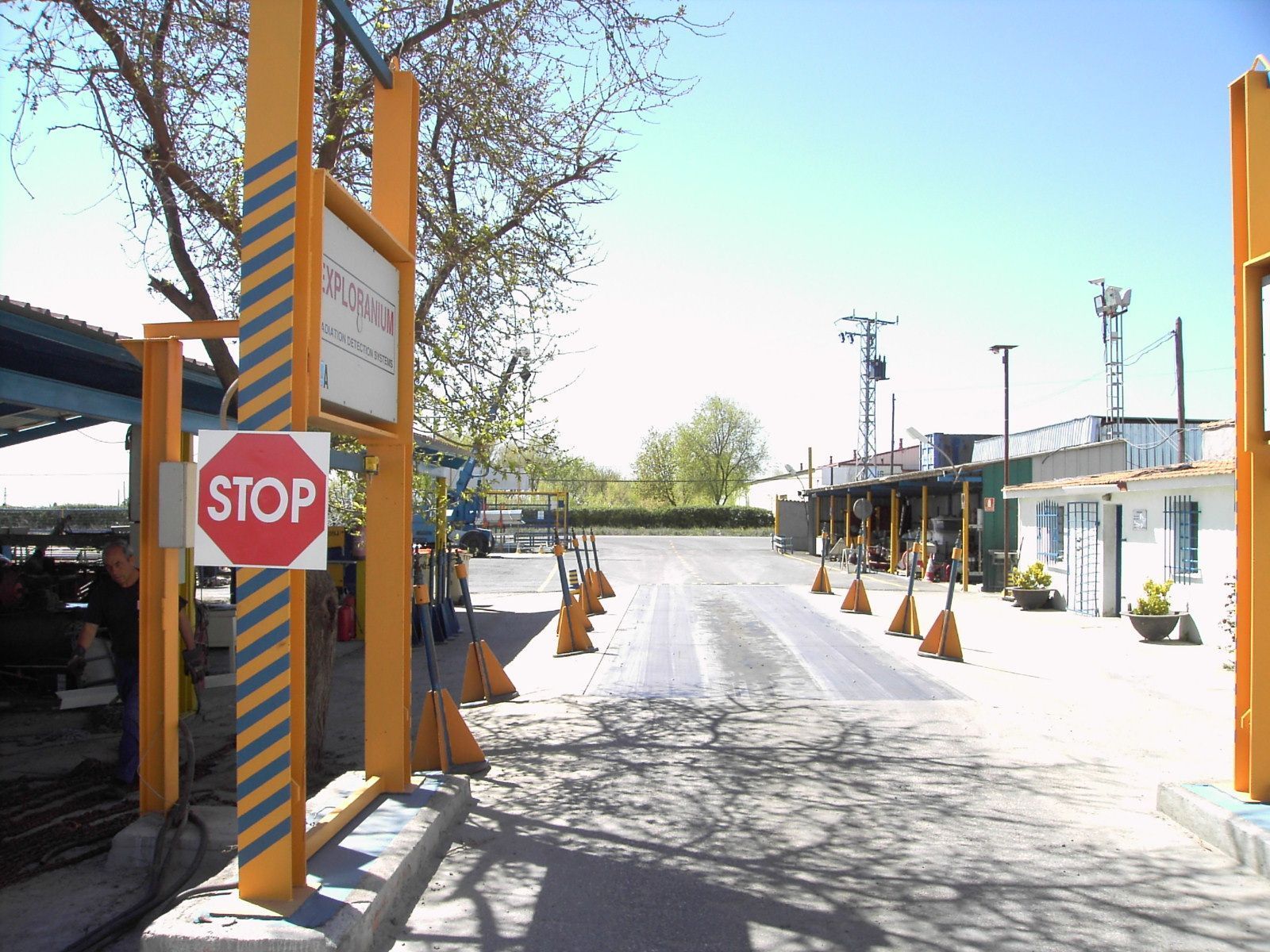 Una señal de stop cuelga de un poste amarillo