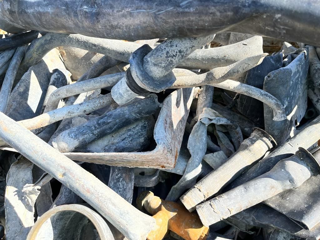 Una pila de trozos de metal colocados uno encima del otro.