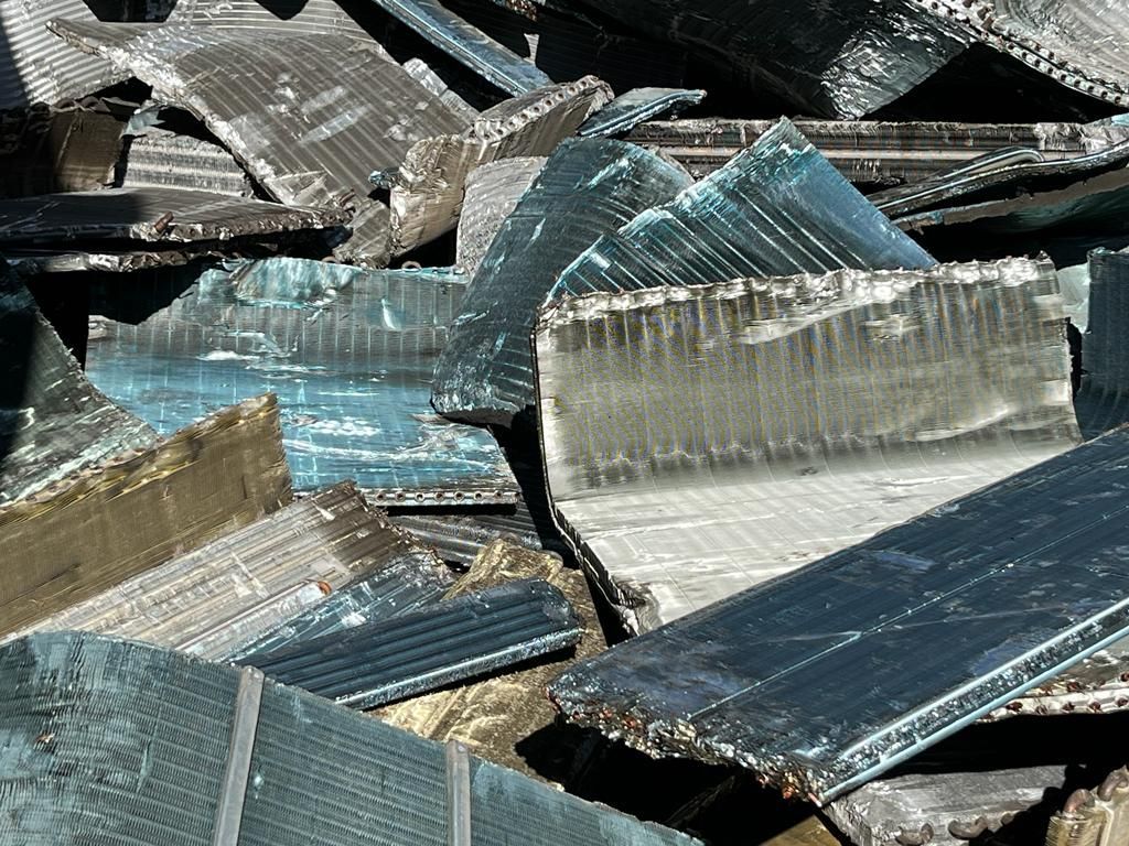 Una pila de chatarra se encuentra una encima de otra.