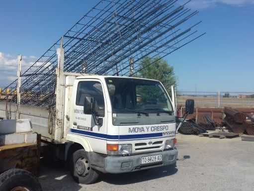 Un camión blanco con la palabra mina en el costado está estacionado en un estacionamiento.