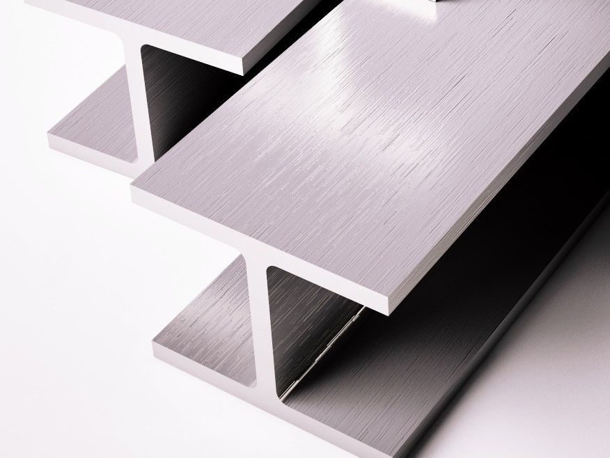 Un primer plano de una viga de metal sobre una superficie blanca.