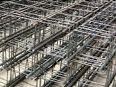 Un primer plano de una estructura metálica en un sitio de construcción.