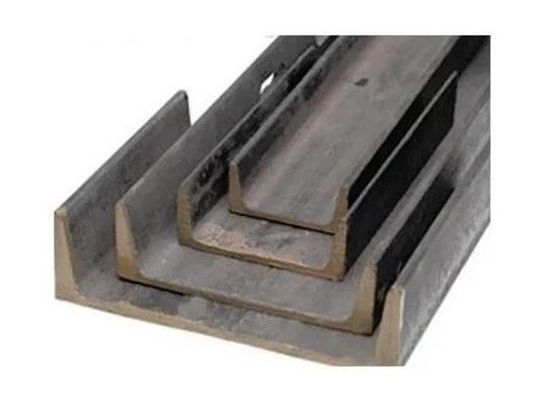 Tres piezas de metal están apiladas una encima de otra sobre una superficie blanca.