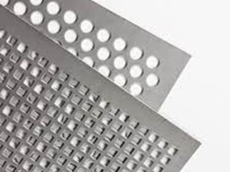 Un primer plano de dos ralladores de acero inoxidable sobre un fondo blanco.