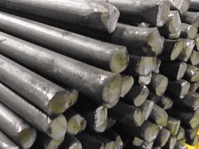 Un primer plano de una pila de barras de metal apiladas una encima de otra.