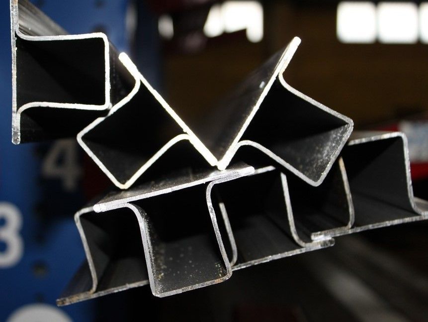 Un montón de piezas de metal están apiladas una encima de otra