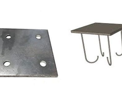 Una placa de metal y un gancho de metal sobre un fondo blanco.