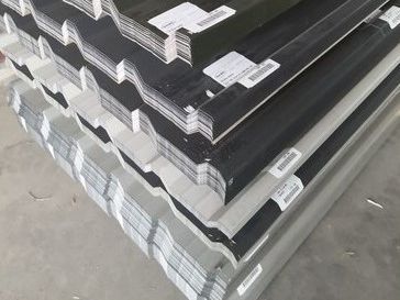 Una pila de láminas de metal colocadas una encima de otra sobre un piso de concreto.