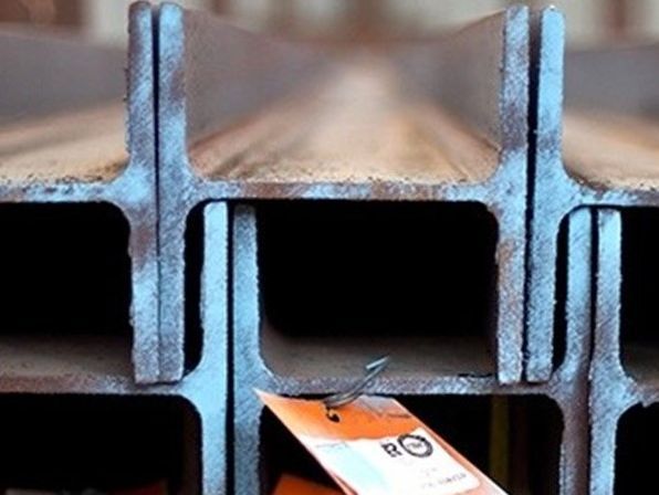Un primer plano de una valla de metal con una etiqueta adherida a ella.