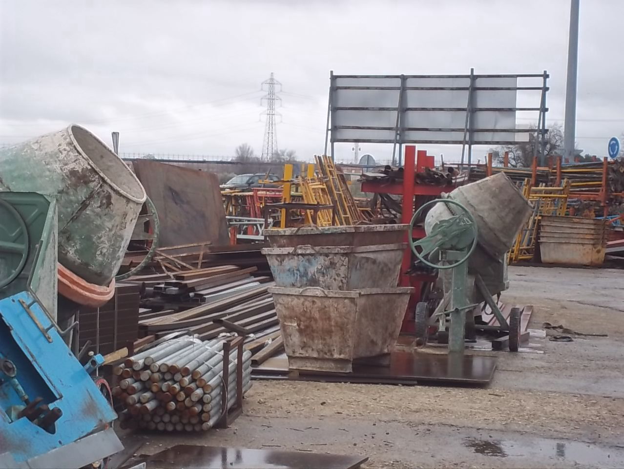 Una hormigonera se encuentra en medio de una obra en construcción.