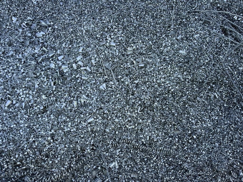 Un primer plano de un montón de grava en el suelo.