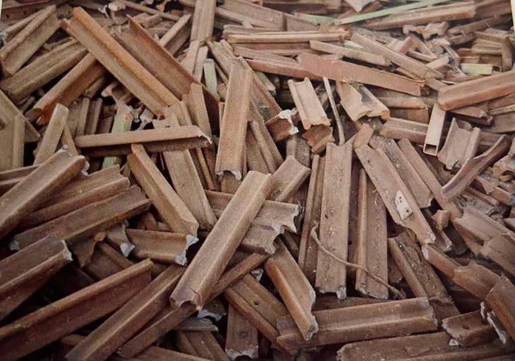 Un montón de palos de madera tirados en el suelo
