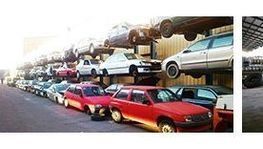 Una fila de coches están apilados uno encima del otro en un estacionamiento.
