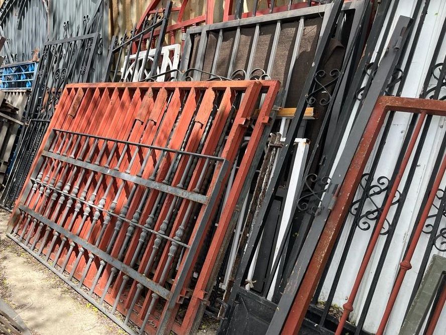 Un montón de vallas metálicas están apiladas una encima de otra.