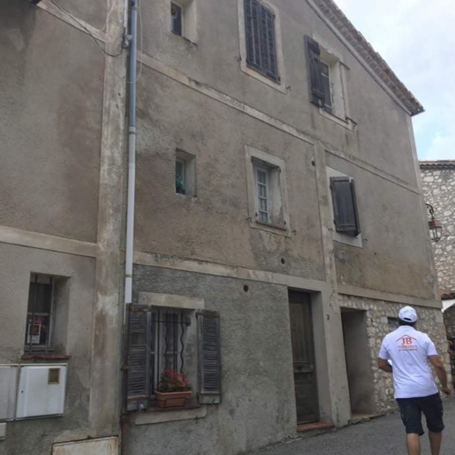 vieille façade fissurée d'immeuble