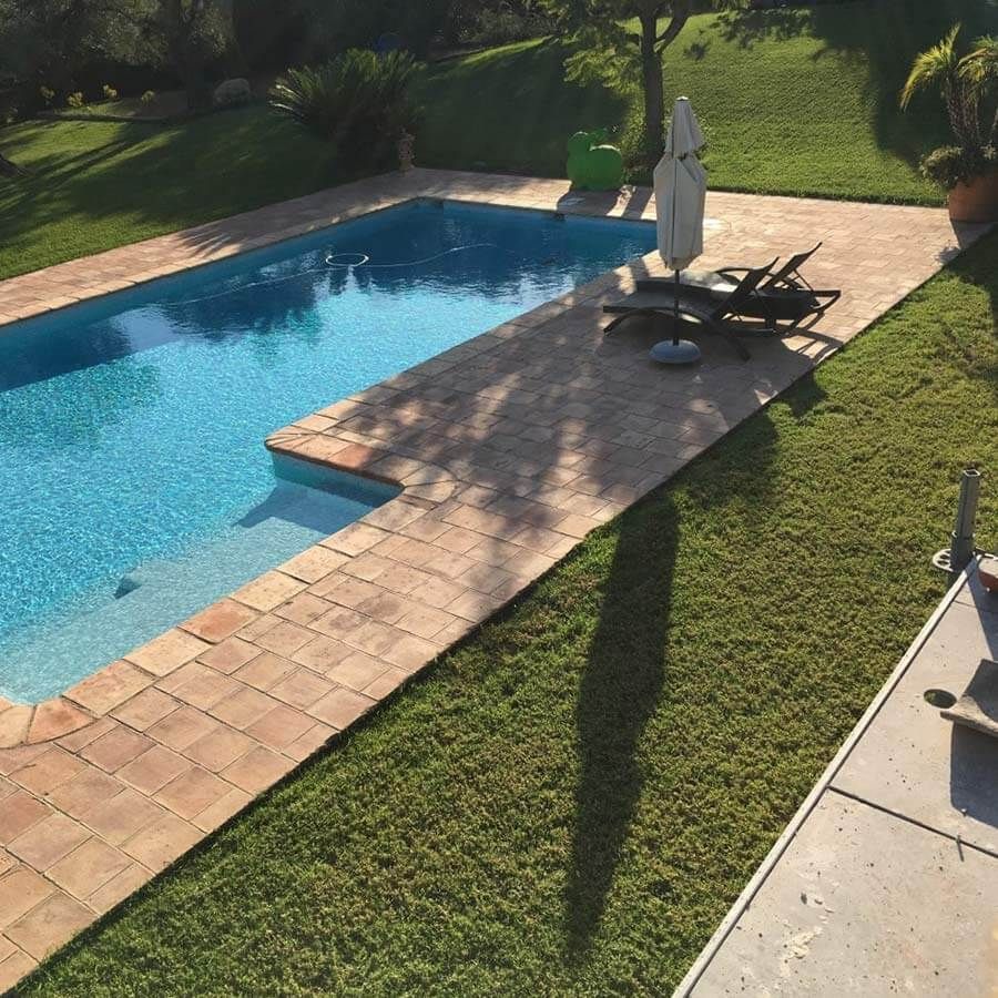 vue sur piscine extérieure dans un jardin