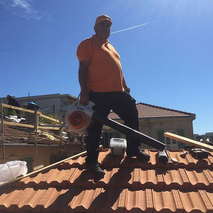 artisan posant sur une toiture