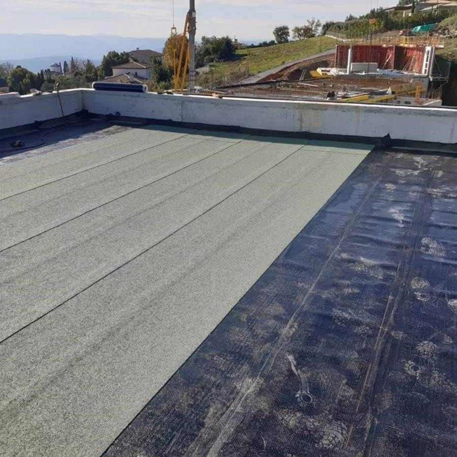 isolation d'une toiture avec bande de goudron