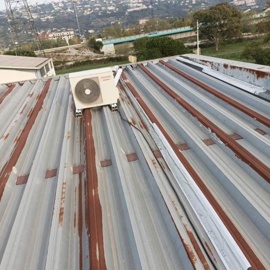 vieille toiture en tole ondulée rouillée