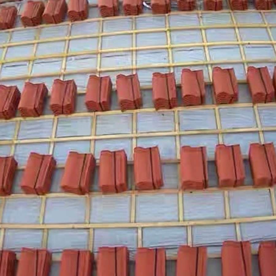 petits tas de tuiles empilées