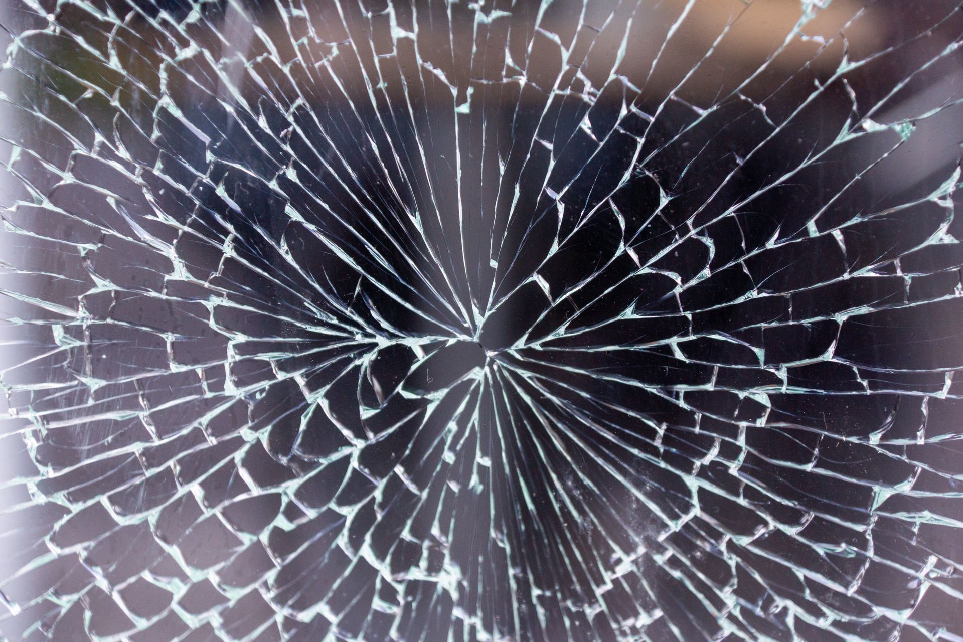 Verre fissuré avec un motif de fracture en étoile.