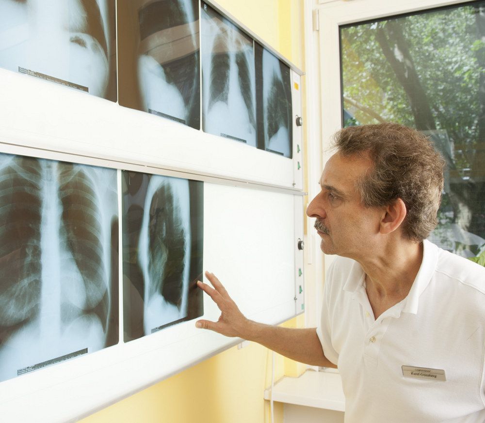 Günsberg Karel Arzt für Lungen- und Bronchialheilk betrachtet eine Röntgenaufnahme einer Lunge